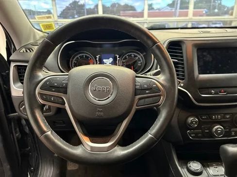 Used 2019 Jeep Cherokee Latitude Plus w/ Cold Weather Group AWD/4WD image 21