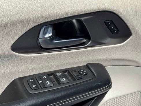 Used 2021 Chrysler Pacifica Touring-L FWD image 31