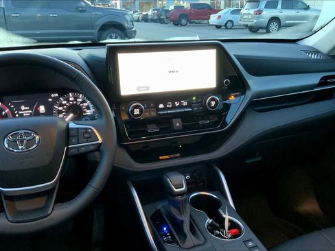 Used 2026 Toyota Highlander XLE image 7