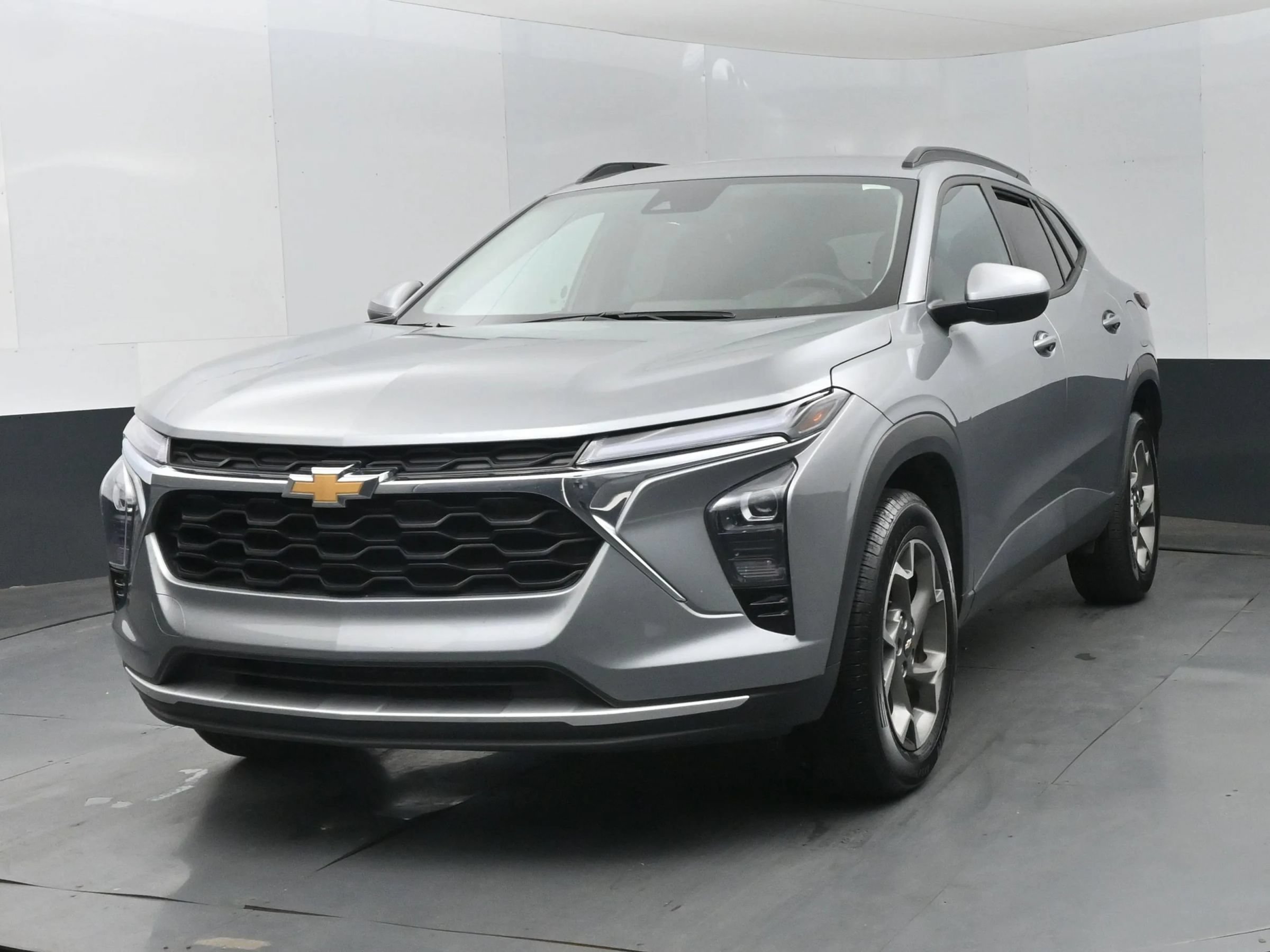 Used 2025 Chevrolet Trax LT w/ LT Convenience Package FWD image 1