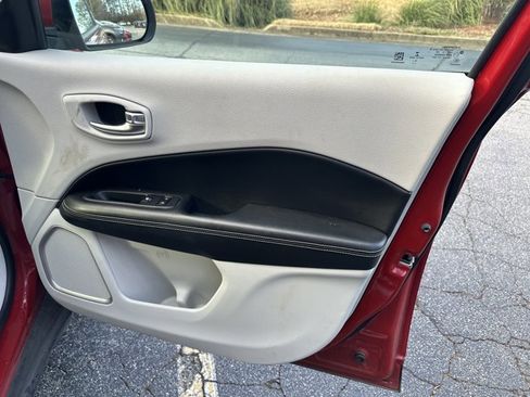 Used 2019 Jeep Compass Latitude image 15