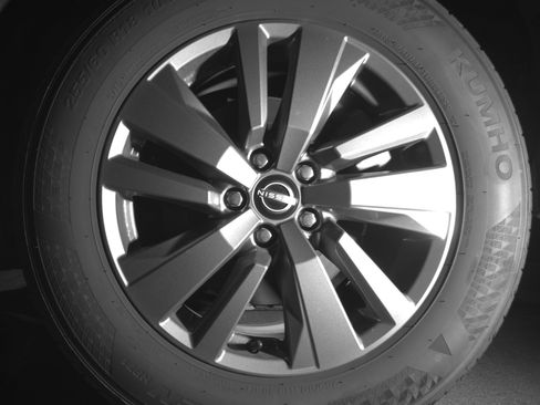 Used 2025 Nissan Pathfinder SV image 14