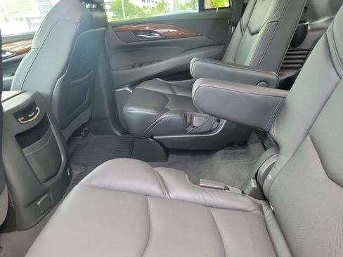 Used 2020 Cadillac Escalade 2WD image 9