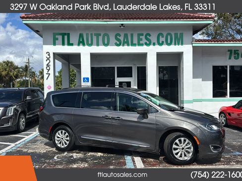 Used 2017 Chrysler Pacifica Touring-L image 1