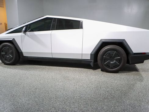 Used 2024 Tesla Cybertruck AWD Crew Cab image 10