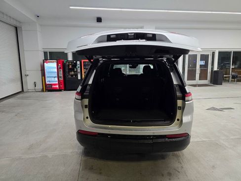 Used 2023 Jeep Grand Cherokee L Laredo AWD/4WD image 38