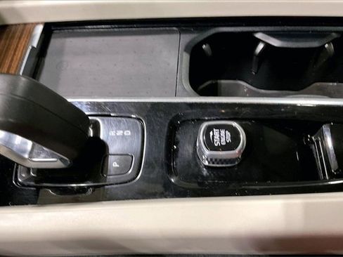 Certified 2022 Volvo XC60 B5 Momentum w/ Climate Package image 32