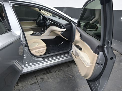 Used 2019 Toyota Camry XLE image 11