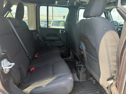 Used 2019 Jeep Wrangler Unlimited Sahara AWD/4WD image 17