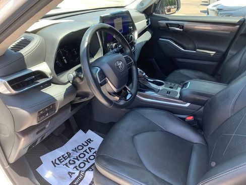 Used 2023 Toyota Highlander Platinum FWD image 11