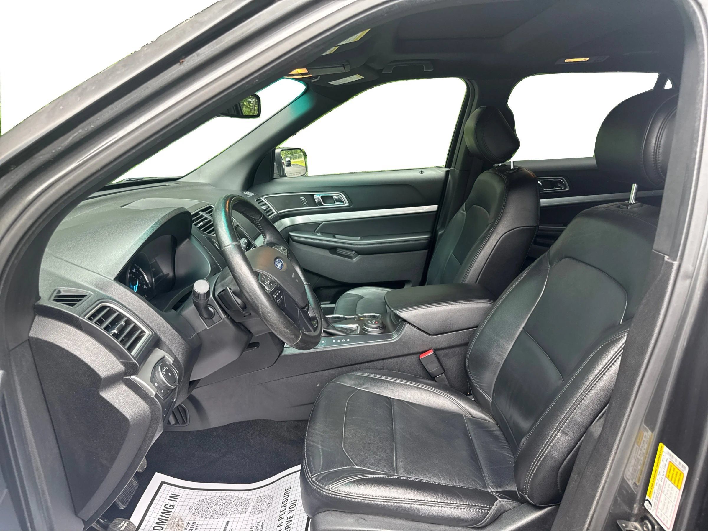 Used 2017 Ford Explorer XLT w/ Equipment Group 202A AWD/4WD image 11