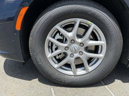 Used 2025 Chrysler Pacifica Select image 11