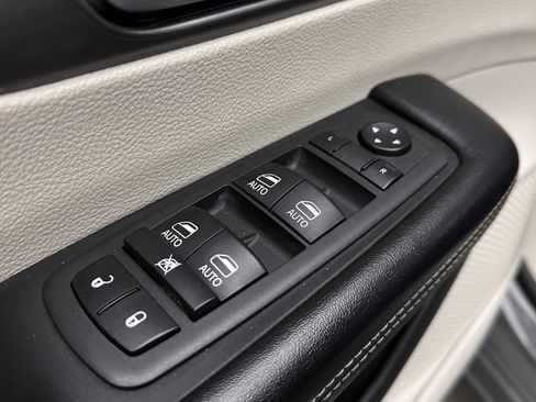 Used 2022 Chrysler Pacifica Touring-L w/ Uconnect Theater Family Group image 11