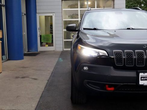 Used 2019 Jeep Cherokee Trailhawk w/ Cold Weather Group AWD/4WD image 28