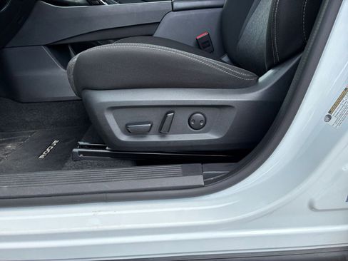 Used 2025 Nissan Rogue SV AWD/4WD image 18