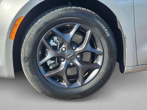 Used 2018 Chrysler Pacifica Touring Plus w/ S Appearance Package FWD image 27