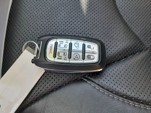 Used 2023 Chrysler Pacifica Limited FWD image 10