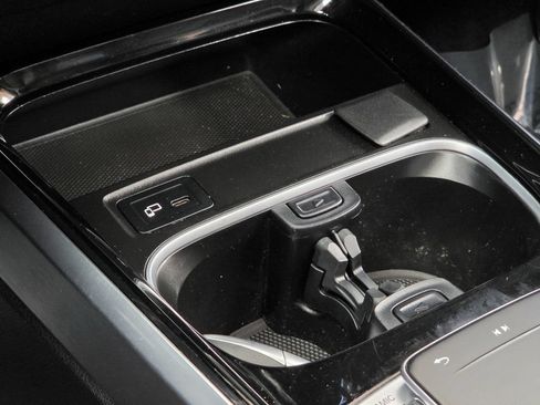 Used 2020 Mercedes-Benz GLB 250 4MATIC w/ Premium Package image 40