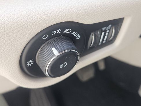 Used 2024 Chrysler Pacifica Touring-L FWD image 17