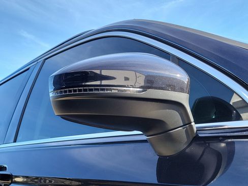 Used 2019 Volkswagen Tiguan SE image 12