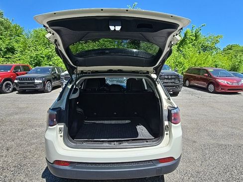 Used 2018 Jeep Compass Latitude w/ Popular Equipment Group FWD image 17