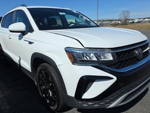 Used 2024 Volkswagen Taos SE image 1