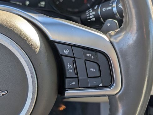 Used 2017 Jaguar XF Premium image 23