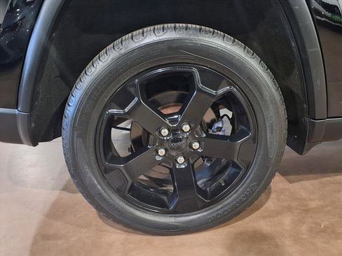 Used 2018 Jeep Grand Cherokee Laredo image 25