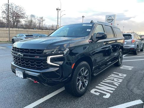 Used 2023 Chevrolet Suburban Z71 w/ Luxury Package image 2