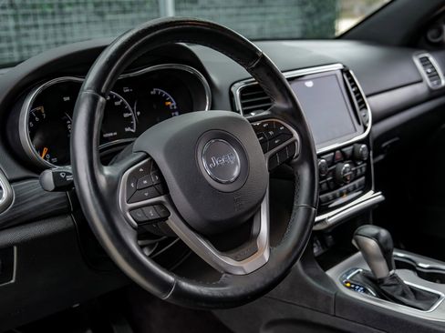 Used 2019 Jeep Grand Cherokee Altitude AWD/4WD image 16