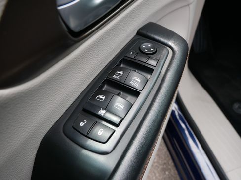 Used 2017 Chrysler Pacifica Touring-L FWD image 18