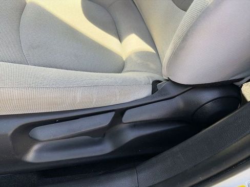 Used 2020 Toyota Corolla LE FWD image 12
