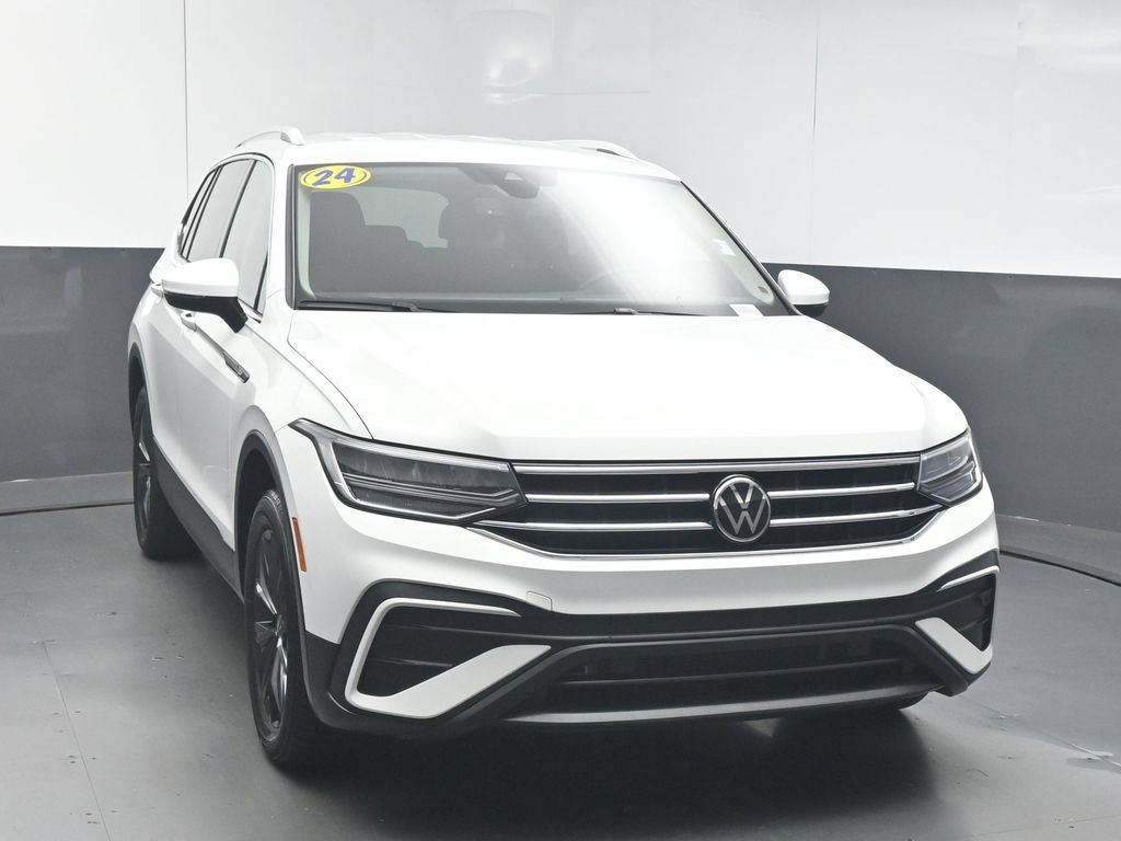 Used 2024 Volkswagen Tiguan SE FWD image 2