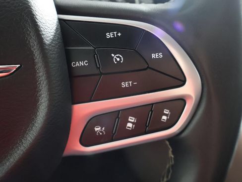 Used 2023 Chrysler Pacifica Touring-L FWD image 39
