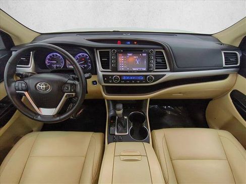 Used 2019 Toyota Highlander XLE AWD/4WD image 20