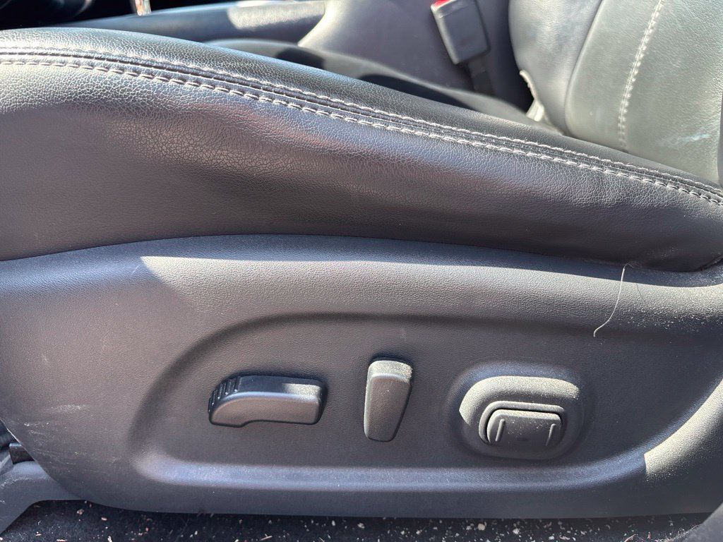Used 2018 Nissan Pathfinder SL AWD/4WD image 18