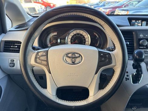 Used 2011 Toyota Sienna SE image 22