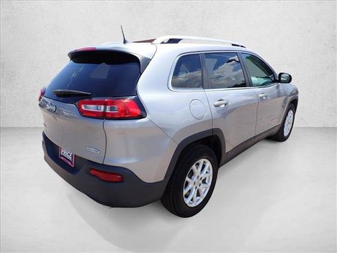 Used 2018 Jeep Cherokee Latitude Plus w/ Cold Weather Group AWD/4WD image 4
