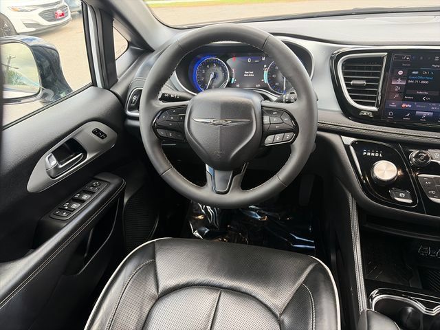 Used 2025 Chrysler Pacifica Limited FWD image 31