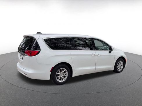 Used 2022 Chrysler Voyager LX FWD image 14