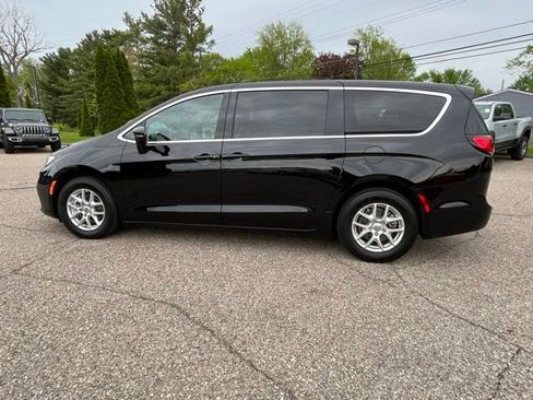Used 2025 Chrysler Pacifica Select FWD image 2