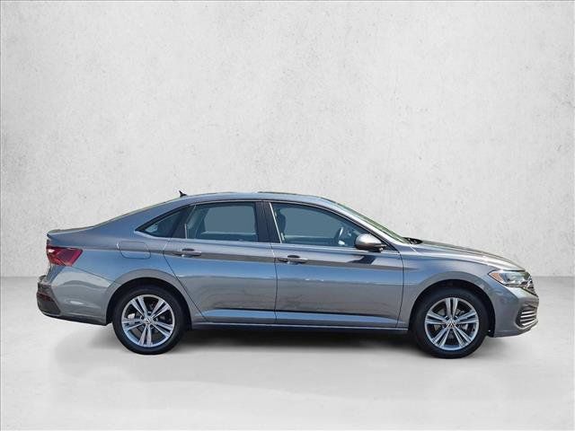 Used 2024 Volkswagen Jetta SE FWD image 4