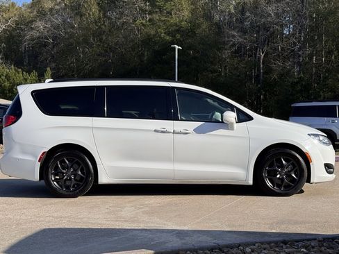 Used 2019 Chrysler Pacifica Touring-L Plus w/ Advanced Safetytec Group image 12
