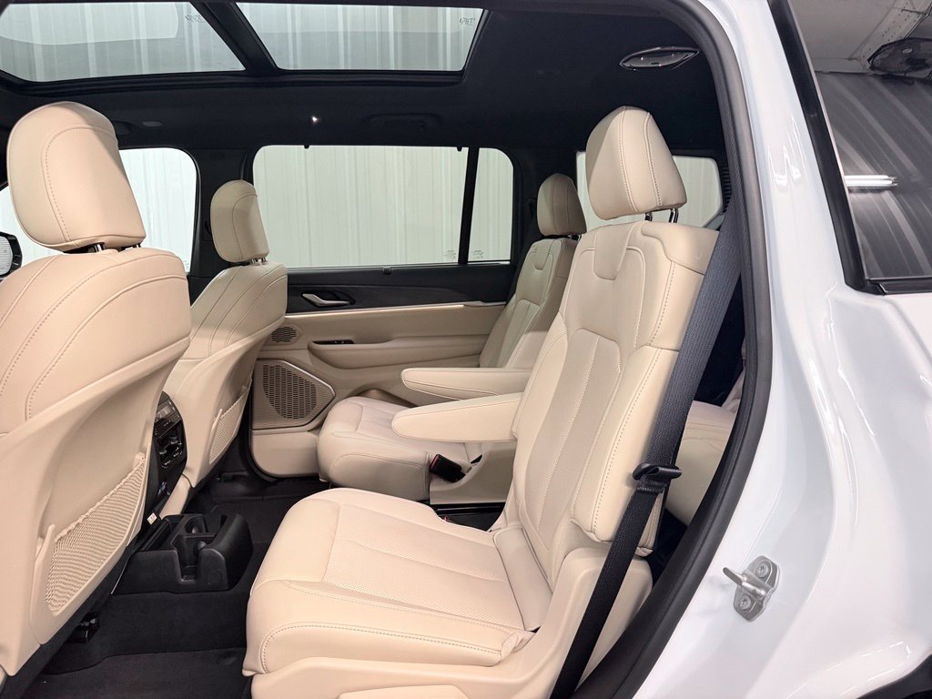 Used 2025 Jeep Grand Cherokee L Limited w/ Luxury Tech Group II RWD image 36