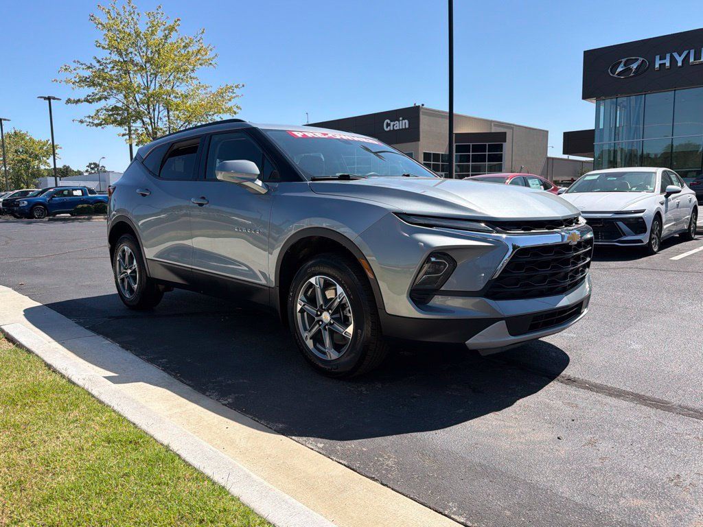 Used 2024 Chevrolet Blazer LT w/ Convenience Package FWD image 2