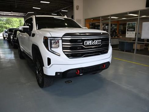Used 2023 GMC Sierra 1500 AT4 w/ Technology Package AWD/4WD image 3