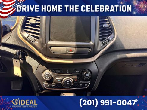 Used 2016 Jeep Cherokee Latitude w/ Cold Weather Group AWD/4WD image 33