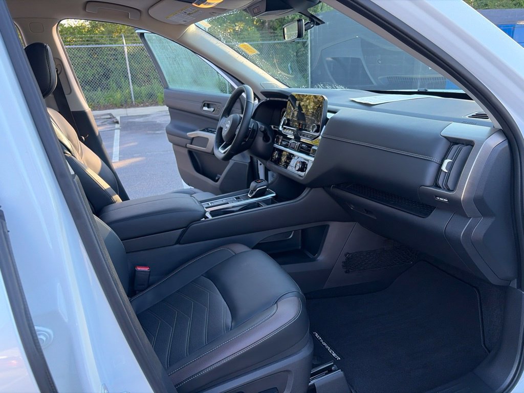 Certified 2025 Nissan Pathfinder Platinum w/ Cargo Package FWD image 31