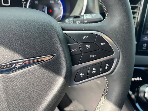 Used 2025 Chrysler Pacifica Select image 13