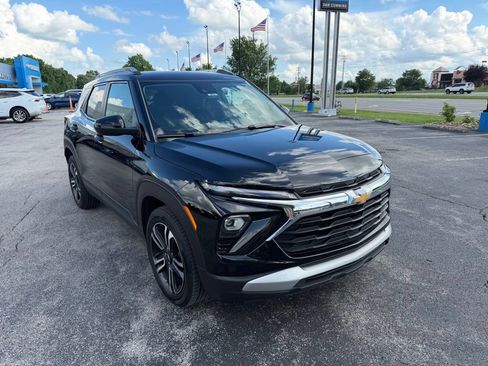 Used 2025 Chevrolet TrailBlazer LT w/ Convenience Package FWD image 2